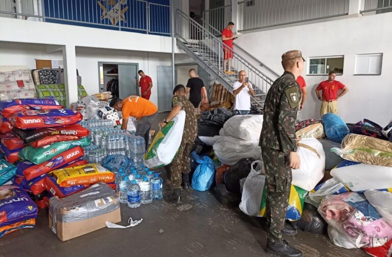 Caminh Es Toneladas De Donativos Seguem Ao Rs