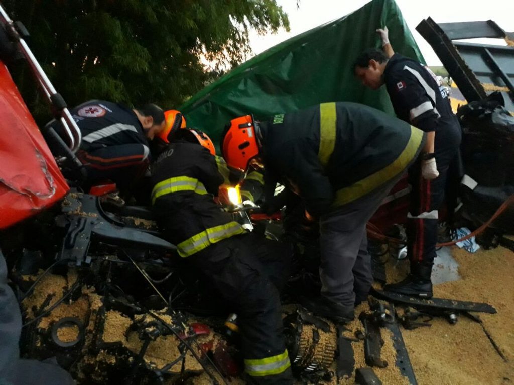 acidente-carretas-carro-mra