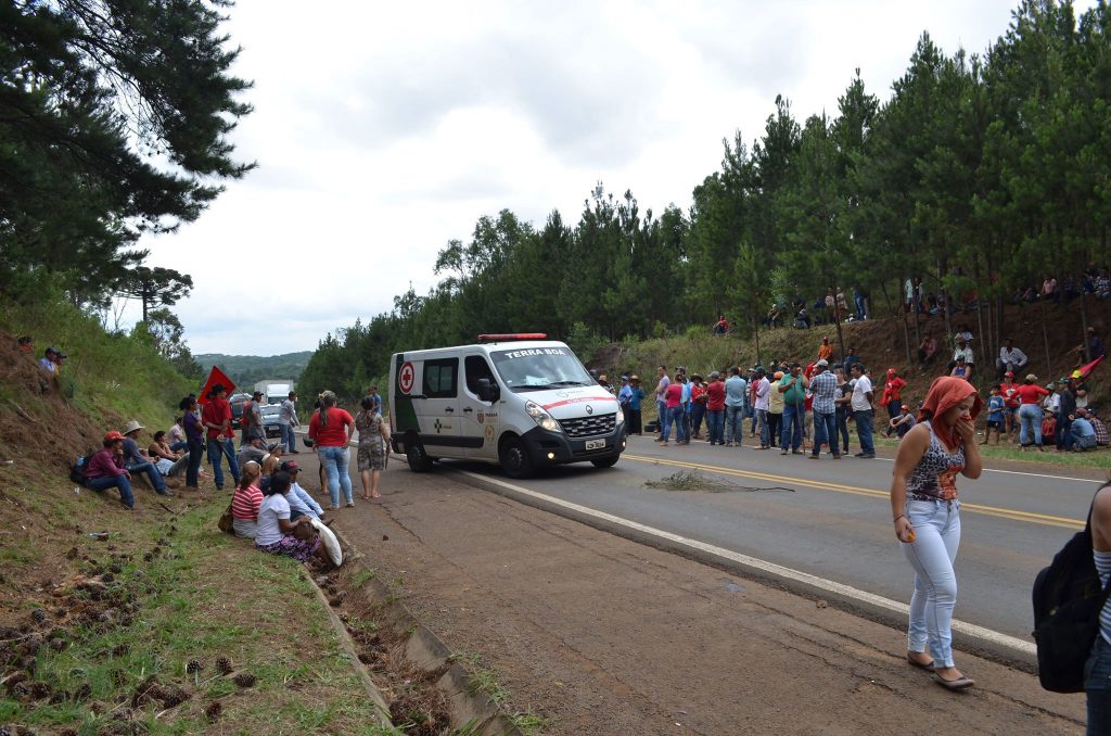 Trânsito segue sendo liberado em sistema "pare e siga" na manhã desta quarta (13) (Fotos: Josias Zanardin)