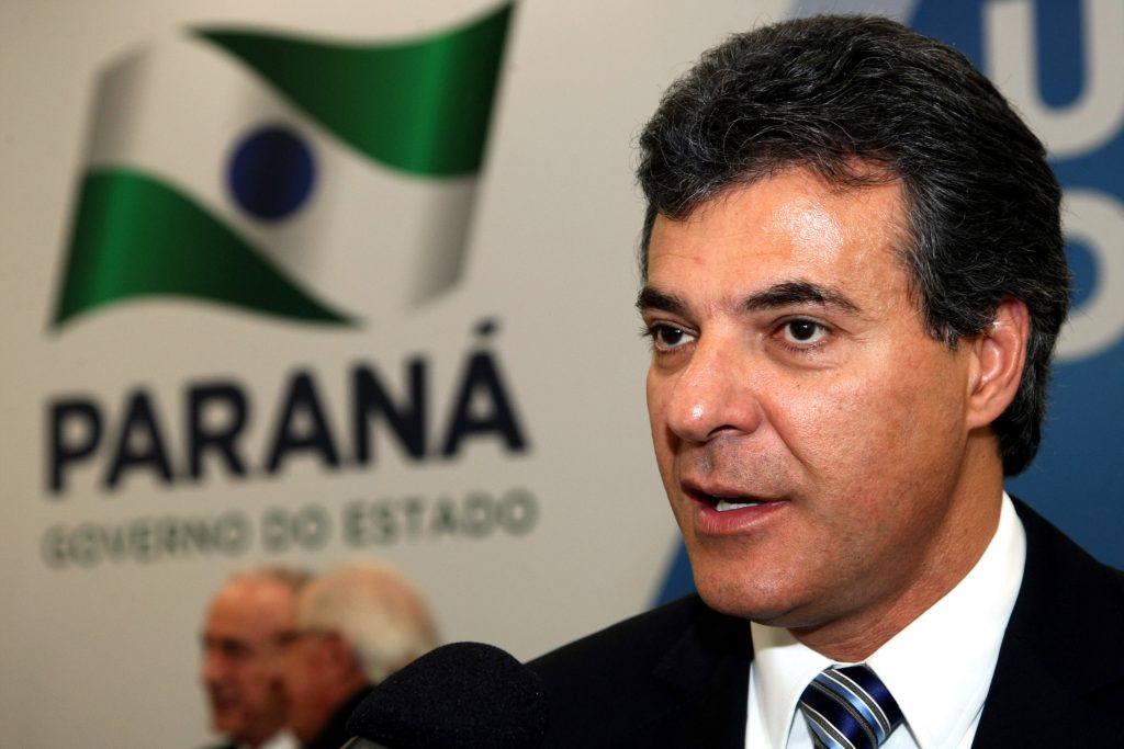 Governador Beto Richa acompanhado do presidente da jucepar, Ardisson Naim Akel, reitor da universidade federal do Paraná, Zaki Akel Sobrinho, presidente da associação dos tradutores públicos do paraná, MAriano Czaikowski e demais autoridades, empossa 186 tradutores públicos juramentados credenciados na junta comercial do Paraná. Curitiba, 28/08/2012 Foto: ANPr