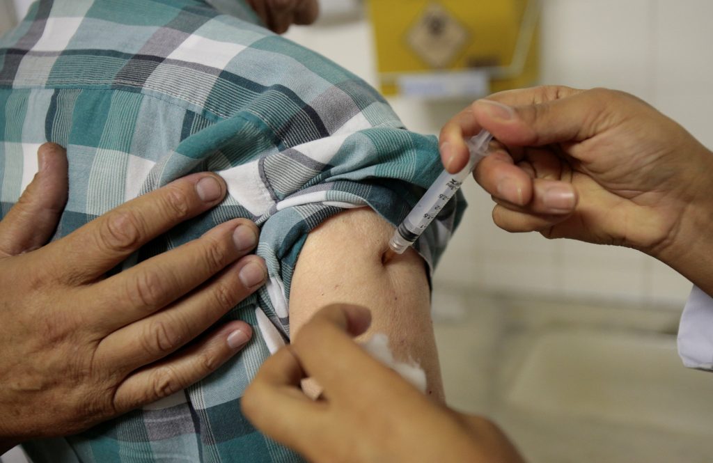 A health agent vaccinates a man during a campaign of vaccination against yellow fever in Sao Paulo, Brazil January 17, 2018. REUTERS/Leonardo Benassatto NO RESALES. NO ARCHIVES