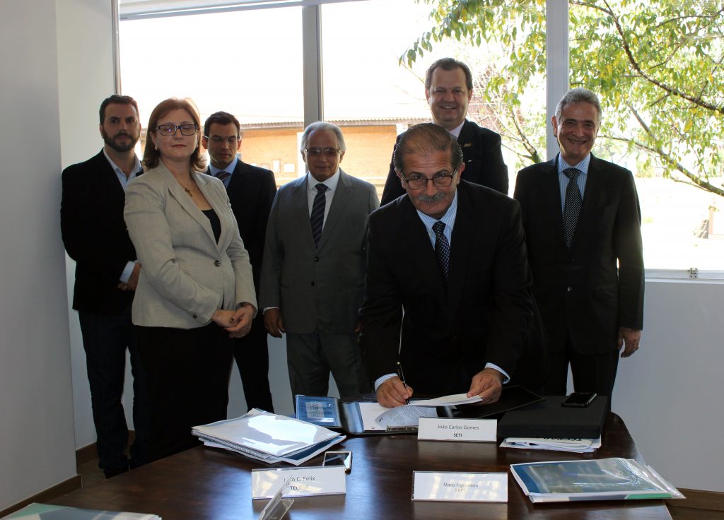 O Instituto de Tecnologia do Paraná (Tecpar) e a Universidade Estadual do Centro-Oeste (Unicentro) assinaram, nesta quinta-feira (5), um acordo para a criação do Centro de Pesquisa e Desenvolvimento de Nanotecnologia Aplicada à Saúde. A parceria entre as duas instituições busca uma atuação conjunta em Pesquisa e Desenvolvimento (P&D), desenvolvendo uma plataforma nanotecnológica voltada a novos avanços na área da saúde. Assinam o acordo: Secretário de Estado da Ciência, Tecnologia e Ensino Super
