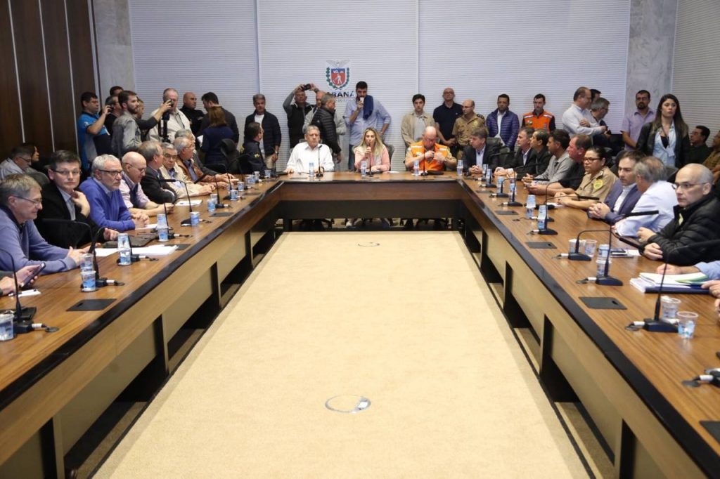 A governadora Cida Borghetti durante reunião neste domingo (27), no Palácio Iguaçu, com representantes do movimento dos caminhoneiros e com empresários do setor de transporte de cargas. Curitiba, 27/05/2018. Foto: José Fernando Ogura/ANPr