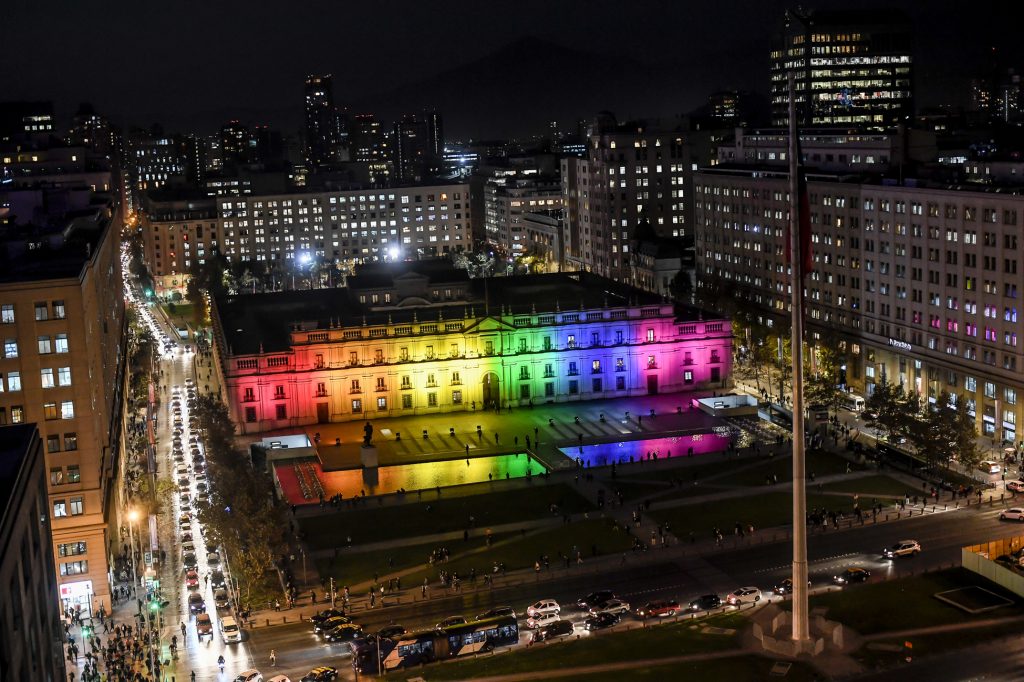 Santiago Chile 18 05 2018 Sede do governo do Chile ilumina o palácio de la Moneda se com as cores da diversidade sexual foto Marcelo Segura