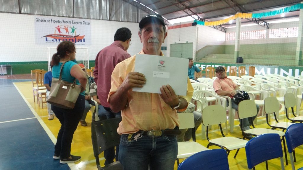 Produtores rurais de Palmital e Laranjal, no Centro do Estado, receberam nesta quinta-feira (5) a documentação para iniciar o processo de regularização de seus imóveis, por meio de ação de usucapião. - Laranjal, 05/07/2018. Foto: Divulgação ITCG