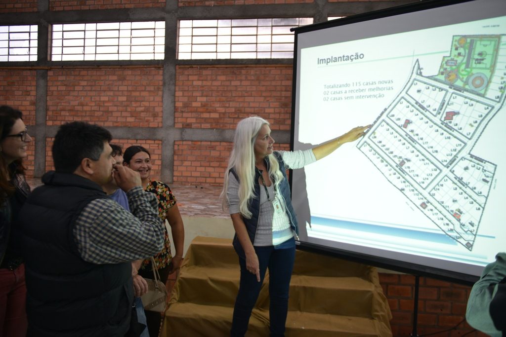 Famílias que atualmente residem em casas em situação precária na Vila Chimim, em Cantagalo, serão realocadas temporariamente para outras regiões. O local receberá obras para a construção de 115 novas moradias e reforma de outras quatro, além da reestruturação completa da infraestrutura para urbanização da região. Os detalhes foram apresentados aos moradores em uma reunião promovida pela Cohapar, Secretaria da Família e Desenvolvimento Social (SEDS) e prefeitura nesta quarta-feira (17).