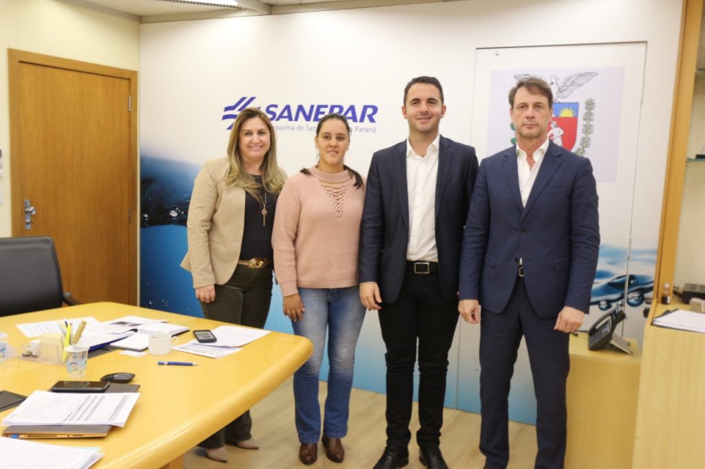 Em Curitiba, prefeito de Nova Tebas e presidente da Sanepar assinaram termo aditivo (Foto: Ascom/Sanepar)