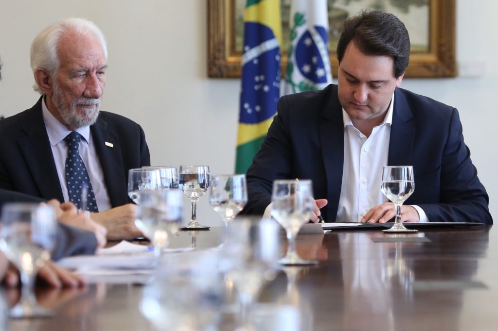 Governador Carlos Massa Ratinho Júnior, assina decreto que concede benefícios fiscais. Foto: José Fernando Ogura/ANPr - 06/05/2019
