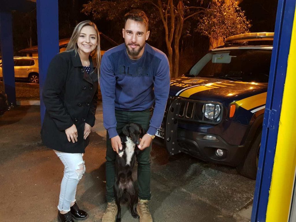 O casal buscou a cachorrinha na unidade da PRF em Ponta Grossa (Foto: Ascom/PRF)