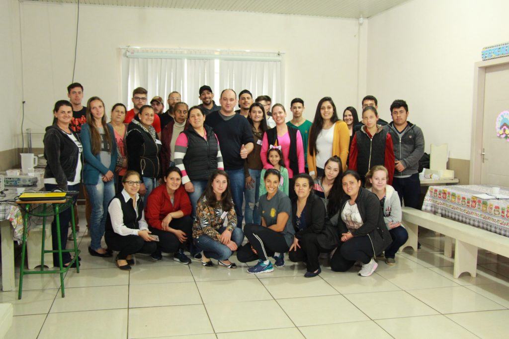 Participaram da formação os coordenadores, professores e estagiários, que atendem cerca de 400 crianças nos três Cacas (Foto: Ascom/Prefeitura de Bituruna)