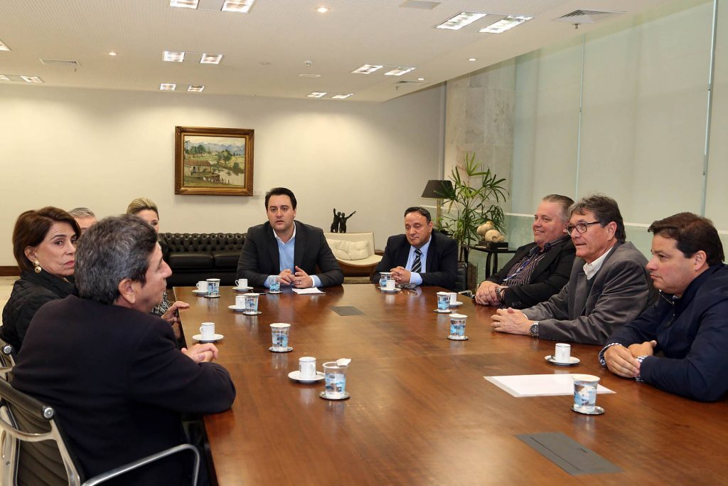 19/08/2019 - Representantes de Ponta Grossa entregam oconvite de Mérito Empresarial para Governador Carlos Massa Ratinho Junior,Edilson Gorti, Indianara Milleo, Douglas Fonseca e Wilson de Oliveira Foto Gilson Abreu/ANP