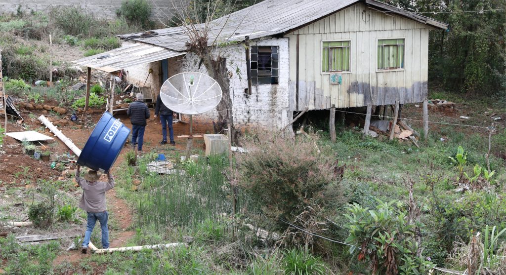 A instalação das caixas d'água é uma parceria entre a Prefeitura e a Sanepar (Foto: Ascom/Prefeitura de Laranjeiras do Sul)