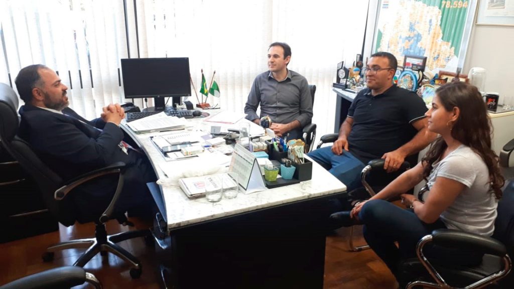 O prefeito explicou a demanda ao deputado Artagão Júnior (Foto: Ascom/Deputado Artagão Júnior)