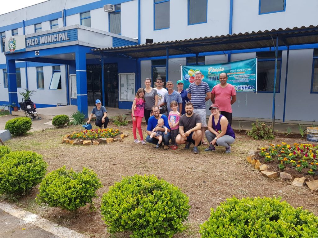Podas de árvores, limpeza do gramado e plantio de árvores fizeram parte das atividades (Foto: Ascom/Prefeitura de Pinhão)