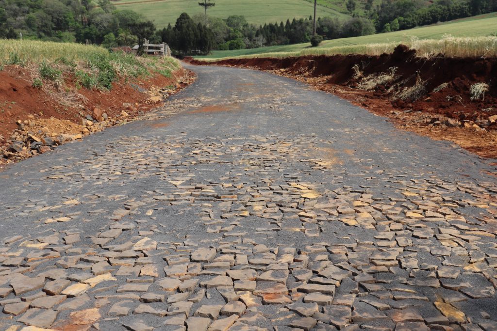 O trecho reformado na comunidade das Tirivas tem 680 metros de extensão (Foto: Ascom/Prefeitura de Candói)