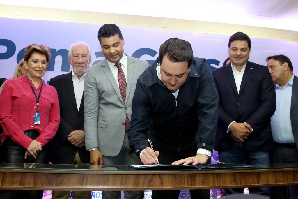 O governador Carlos Massa Ratinho Junior transferiu nesta quarta-feira (23) a sede do Governo do Estado para Ponta Grossa, nos Campos Gerais. O ato oficial de instalação foi 9 horas, na prefeitura municipal.A transferência ocorre durante a 41ª edição da Exposição Feira Agropecuária e Industrial de Ponta Grossa – EFAPI, que acontecerá simultaneamente à Feira do Paraná. Ponta Grossa,23/10/2019 Foto:Jaelson Lucas / AEN