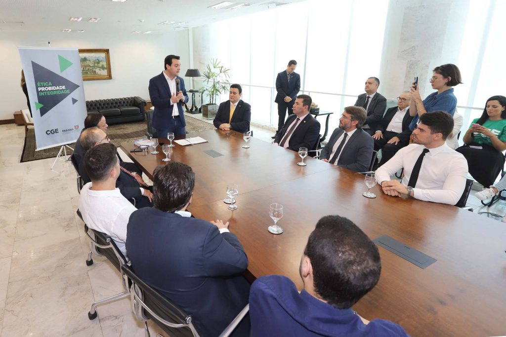 O governador Carlos Massa Ratinho Junior, sanciona A lei que cria o Fundo Estadual de Combate a Corrupção. Participaram: controlador geral do Estado, Raul Siqueira; secretário chefe da Casa Civil, Guto Silva; líder do Governo na Assembleia Legislativa, deputado Hussein Bakri; representante da Transparência Internacional, Bruno Brandão; entre outros. Curitiba, 30-10-19. Foto: Arnaldo Alves / AEN.