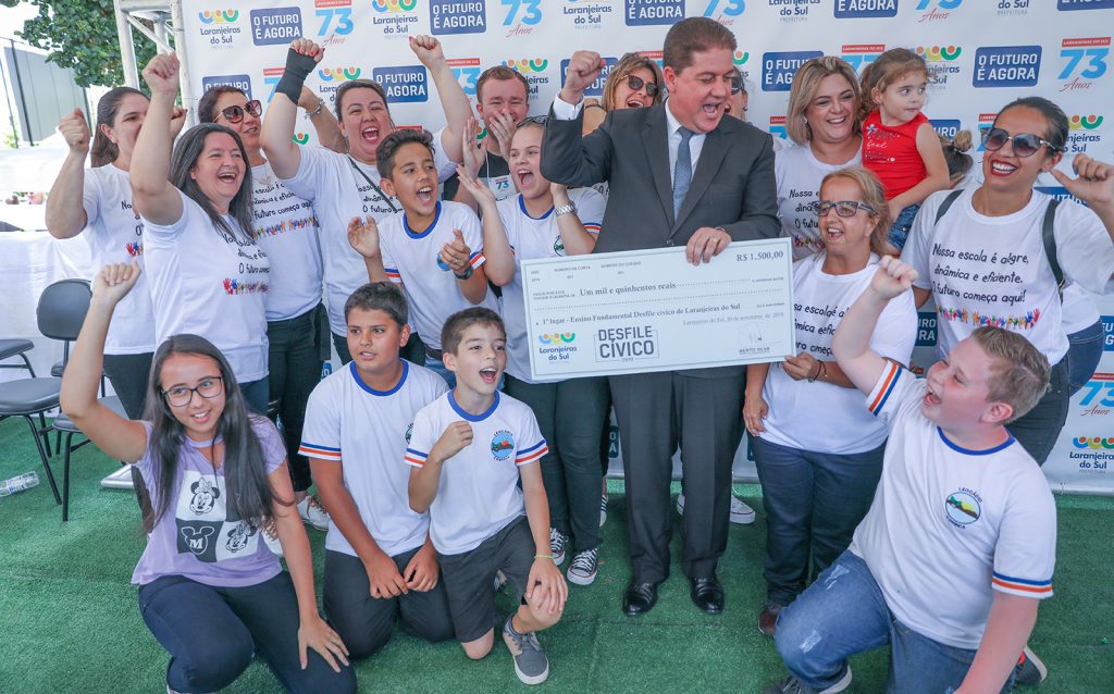 O Desfile Cívico contou com alunos da rede municipal e estadual (Foto: Ascom)