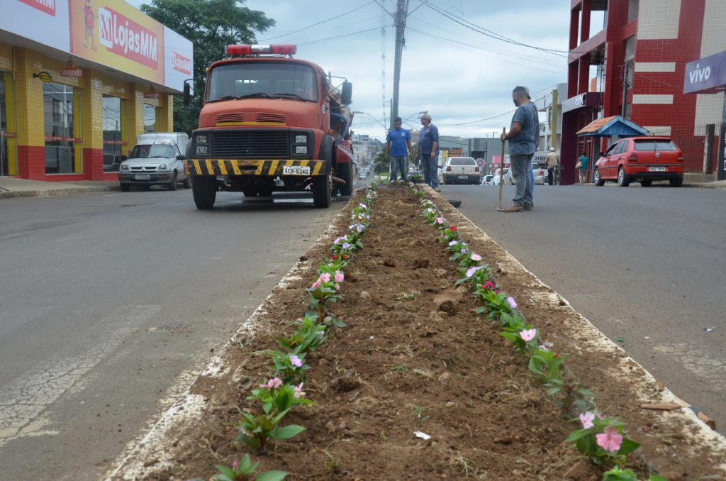 Diversas flores foram substituídas no local. (Foto: Ascom/Prefeitura de Pinhão)