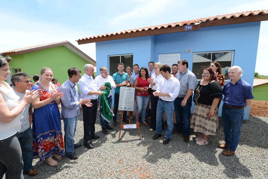 Vinte famílias de Manoel Ribas receberam na última sexta-feira (13) novas casas populares construídas pelo Governo do Estado em parceria com a prefeitura. O projeto envolveu investimentos de R$ 1,2 milhão financiados pelo Banco Interamericano de Desenvolvimento, o que permitiu que as moradias fossem repassadas de graça para pessoas em situação de vulnerabilidade social na cidade, localizada na região central do Paraná.