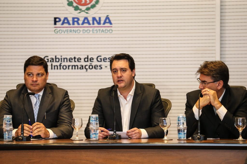 O governador Carlos Massa Ratinho Junior e o secretário de Infraestrutura e Logística, Sandro Alex, divulgam nesta segunda-feira (09), no Palácio Iguaçu, as obras aprovadas pelo Governo do Estado que serão realizadas com os recursos do acordo de leniência firmado pela empresa Ecorodovias, que controla as concessionárias Ecovia e Ecocataratas, e Ministério Público Federal (MPF). Curitiba, 09/12/2019 - Foto: Geraldo Bubniak/AEN
