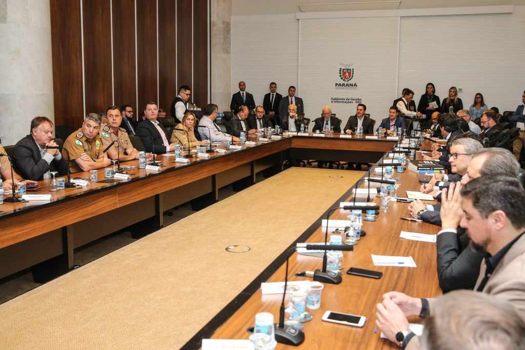 Documentos reúnem estratégias e ações que vão nortear os investimentos do Estado até 2035(Foto: Geraldo Bubniak/AEN)