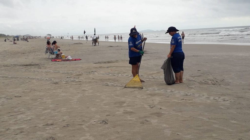 As toneladas de lixo foram deixadas na areia das praias (Foto: AENPr)