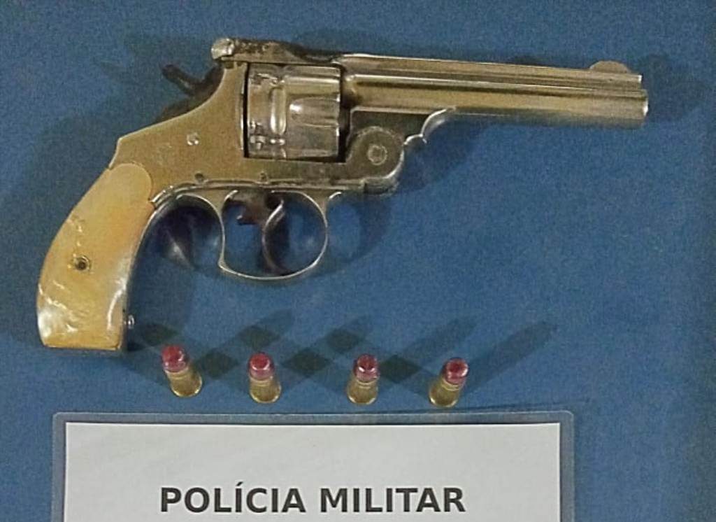 Com o homem, os policiais encontraram uma arma de fogo (Foto: Ascom/PM)