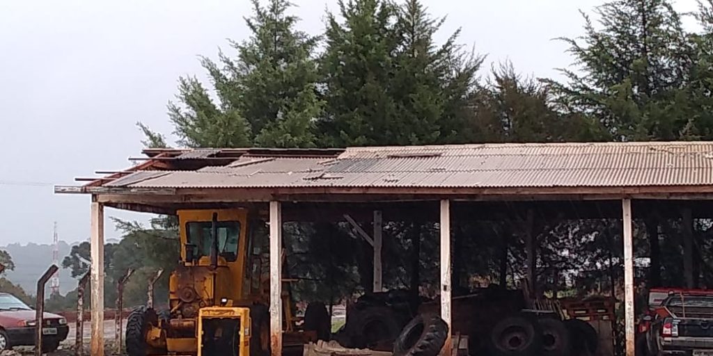 No pátio da prefeitura diversas telhas de galpões foram levados com a força do vento (Foto: Ascom/Prefeitura de Turvo)