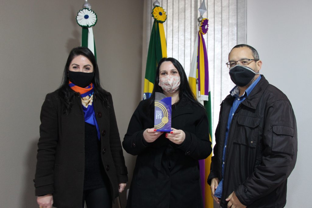 Troféu foi recebido nesta segunda (29) (Foto: Ascom/Prefeitura de Bituruna)