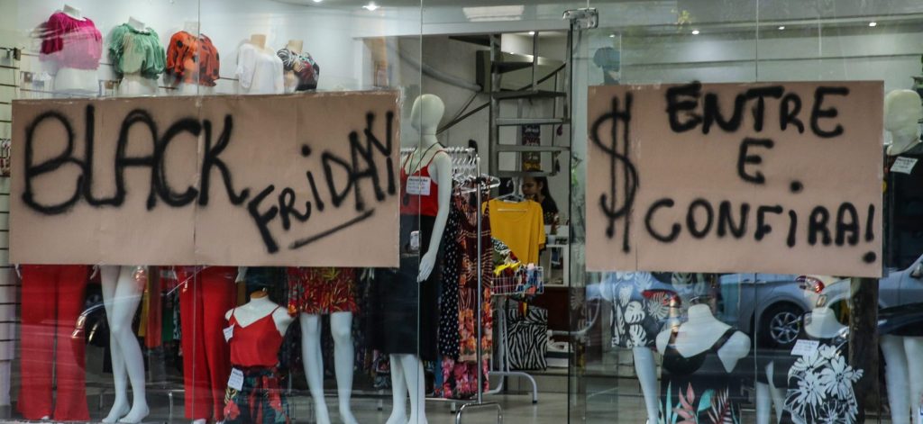 Procon-PR fiscalia promoções. A data mais esperada do ano para os consumidores que querem comprar produtos com preços mais acessíveis, conhecida como “Black Friday”, acontecerá oficialmente no dia 29 de novembro, sexta-feira. 29/11/2019 - Foto: Geraldo Bubniak/AEN