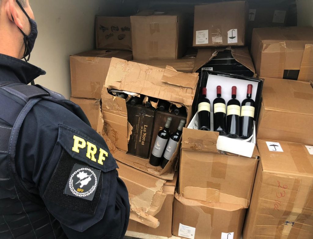 A carga de bebidas estava em dois furgões (Foto: Ascom/PRF)