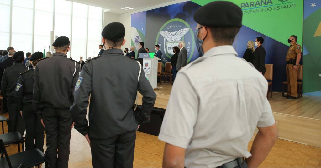O governador Carlos Massa Ratinho Junior lança nesta segunda-feira (26) o programa de colégios cívico-militares do Estado. No mesmo ato é assinada a regulamentação da lei que autorizou o projeto e anunciada a lista das cerca de 200 unidades beneficiadas nesse primeiro momento. Curitiba, 26/09/2020. Foto: Geraldo Bubniak/AEN