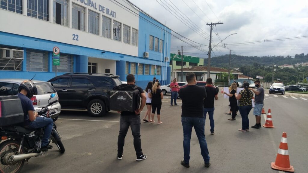 Empresários e colaboradores do setor se reuniram em frente a Prefeitura de Irati (Foto: Reprodução/Portal Clique)