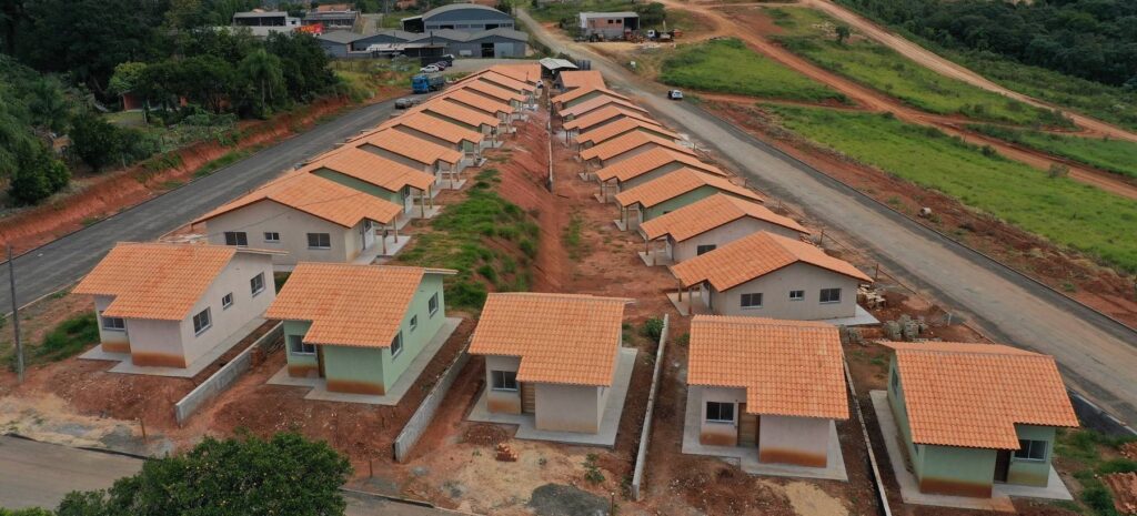 Famílias interessadas em adquirir uma das 25 novas moradias do programa Casa Fácil Paraná, construídas pelo Governo do Estado em Prudentópolis, têm até 30 de abril para se inscreverem no processo seletivo. Podem participar da seleção pessoas com renda familiar mensal de um a seis salários mínimos e que não possuem casa própria, a partir da inscrição no site cohapar.pr.gov.br/cadastro. (Foto: Alessandro Vieira / AEN)