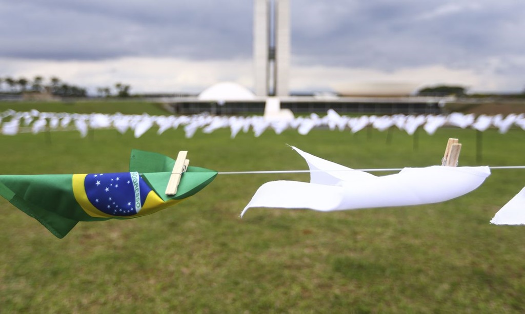 ONG Rio de Paz estende 600 lenços brancos em frente ao Congresso Nacional como homenagem às vítimas da covid-19