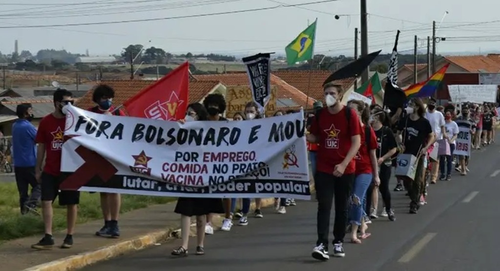 Manifestantes lutam contra o projeto econômico de Bolsonaro, a alta no preço dos alimentos, do combustível e da energia elétrica