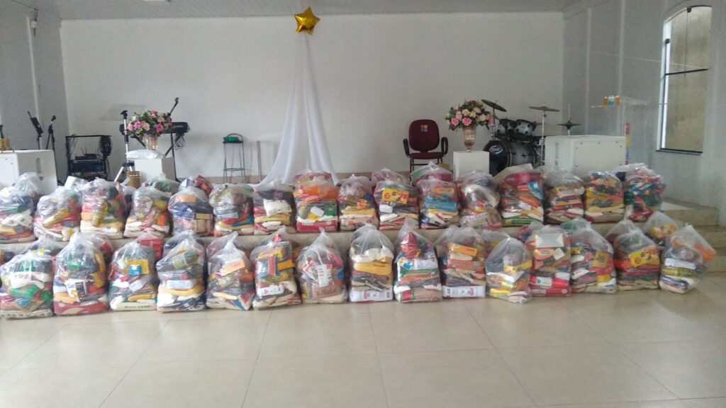 A gincana envolve quase 100 participantes e tem a parceria de várias lojas. A comunidade pode ajudar até dia 24 com doações de alimentos (Foto: Arquivo Pessoal)