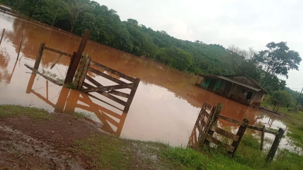 casa alagada em Santa Maria do Oeste (Foto: Ascom/Prefeitura de Santa maria do Oeste
