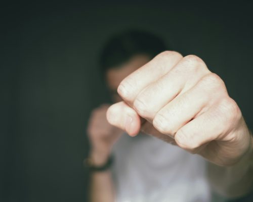 Homem é agredido dentro de farmácia no Centro de Guarapuava