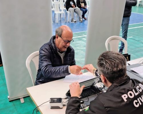 A organização pede que os interessados compareçam com antecedência